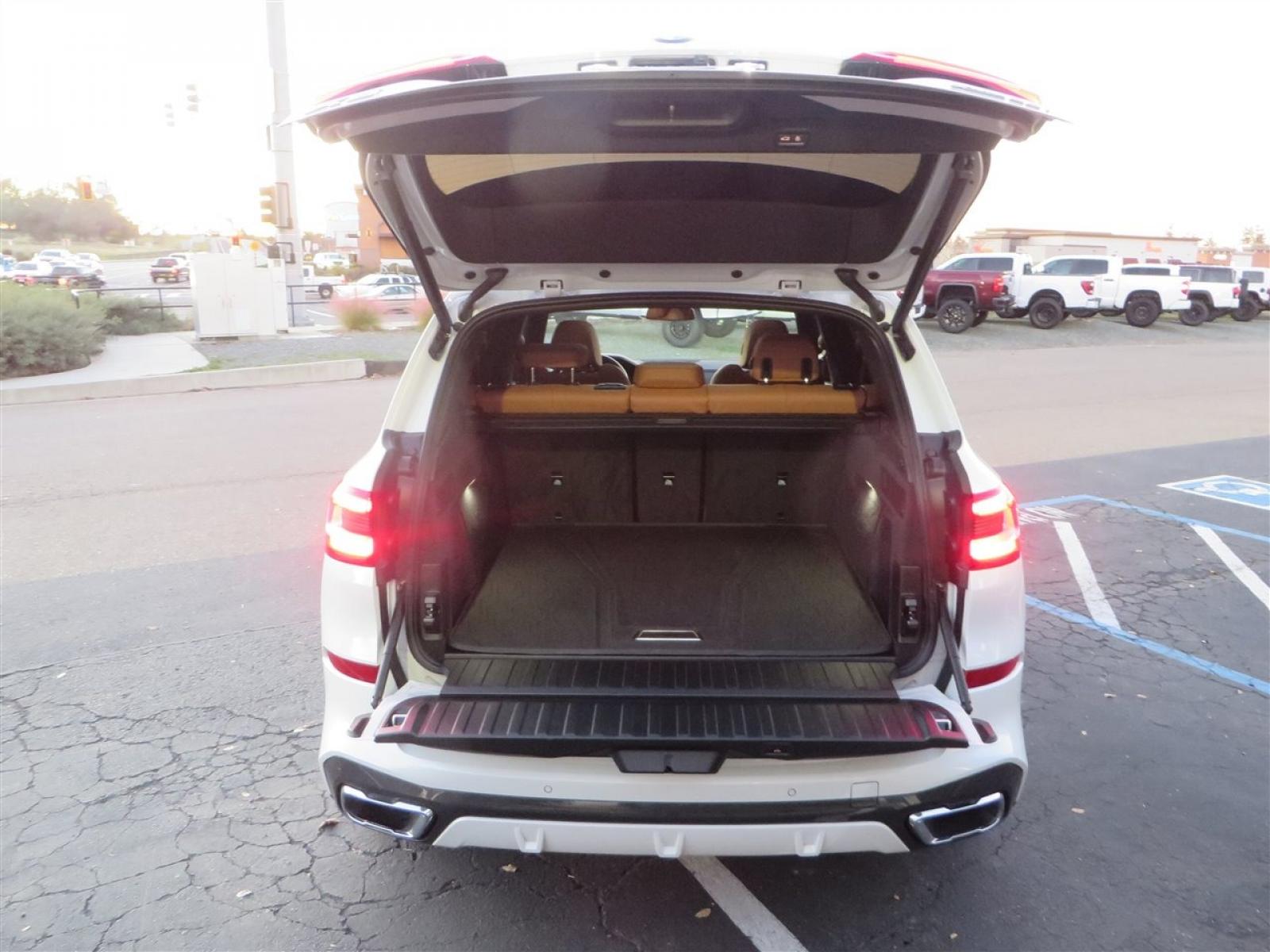 2022 White /BROWN BMW X5 xDrive40i (5UXCR6C08N9) with an 3.0L L6 DOHC 24V engine, 8A transmission, located at 2630 Grass Valley Highway, Auburn, CA, 95603, (530) 508-5100, 38.937893, -121.095482 - Photo #44